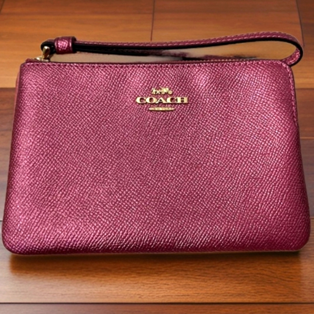 Boxed Corner Zip Wristlet
